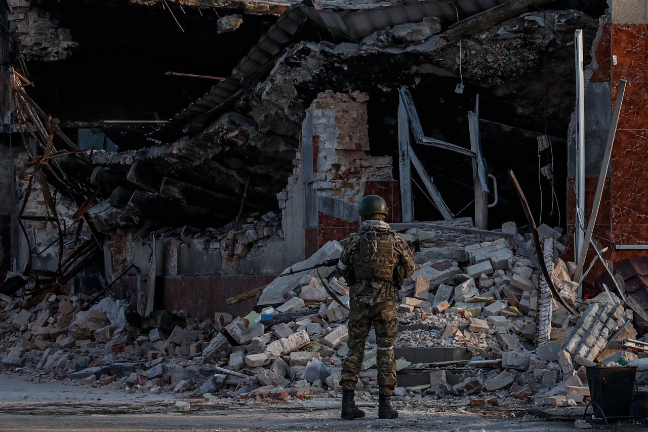 Un soldado ucraniano observa los restos de una tienda en Volnovakha, Ucrania