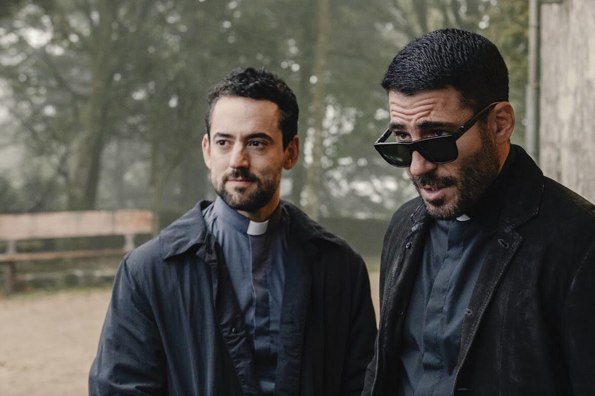 Gran parte de la serie recae en la dinámica picante del trío protagónico.