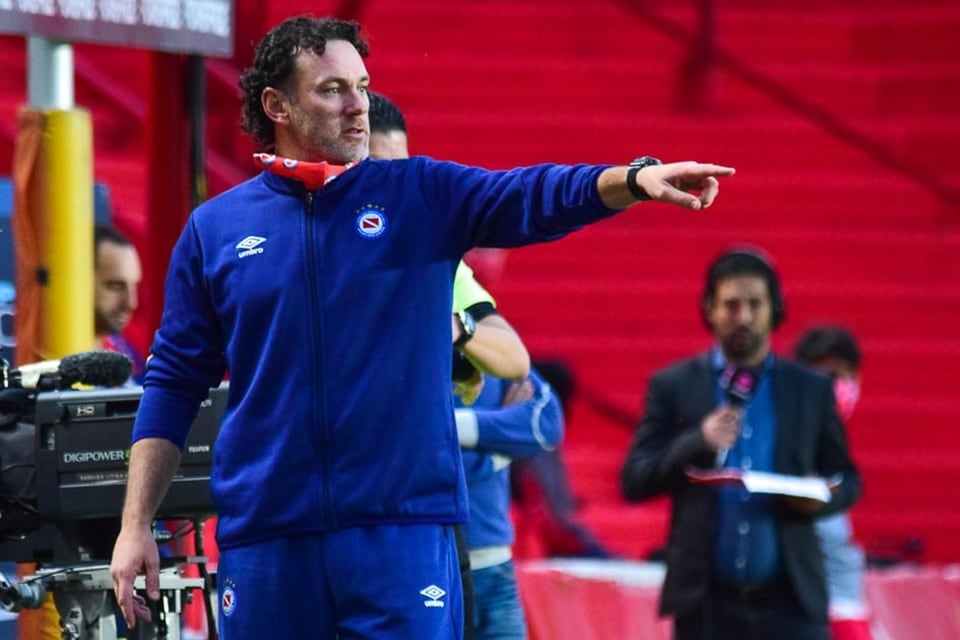 Los de Milito, ya clasificados, sueñan con quedar arriba de todos en su grupo