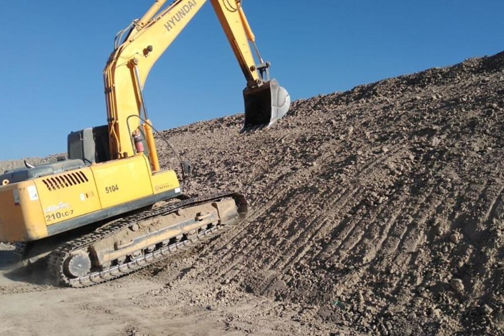 Máquinas trabajan en la esquina de la represa
