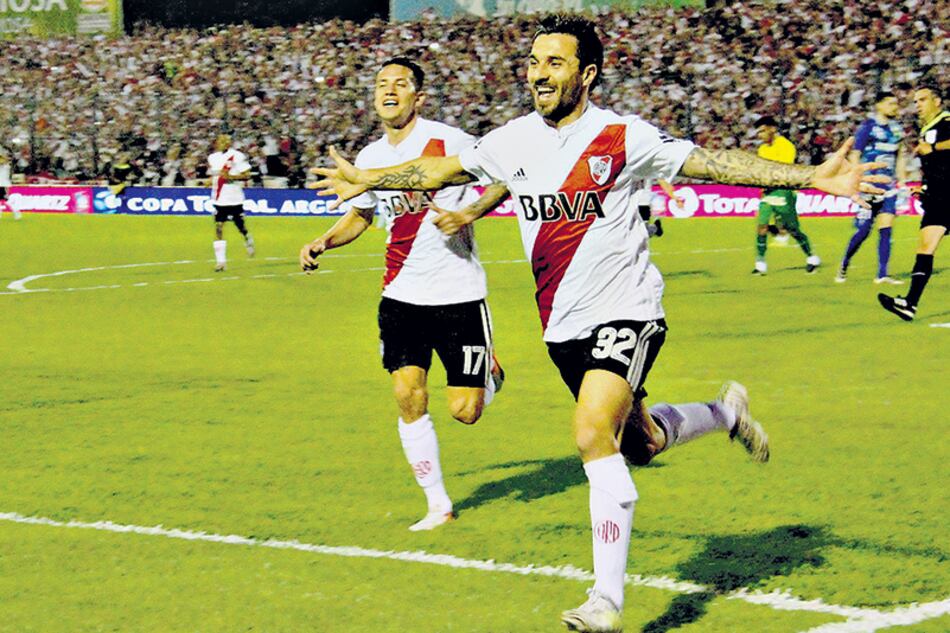 Mejor que Alario, Scocco ya gritó 11 goles en igual cantidad de partidos.