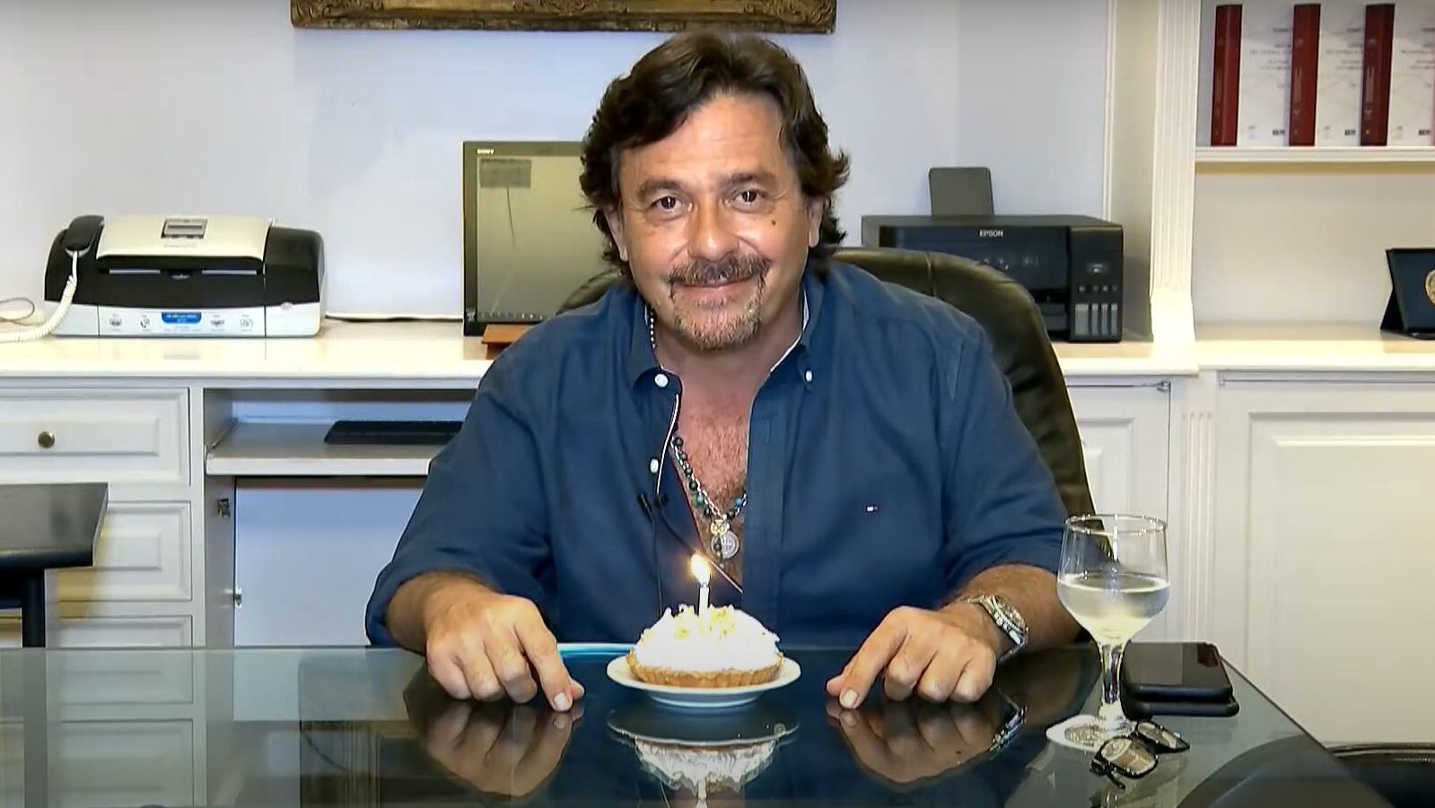 El gobernador festejó su cumpleaños con una transmisión en vivo por sus redes.