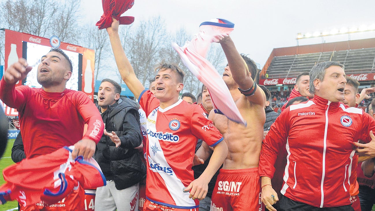 Los jugadores festejaron de cara a las tribunas colmadas del estadio Diego Armando Maradona.