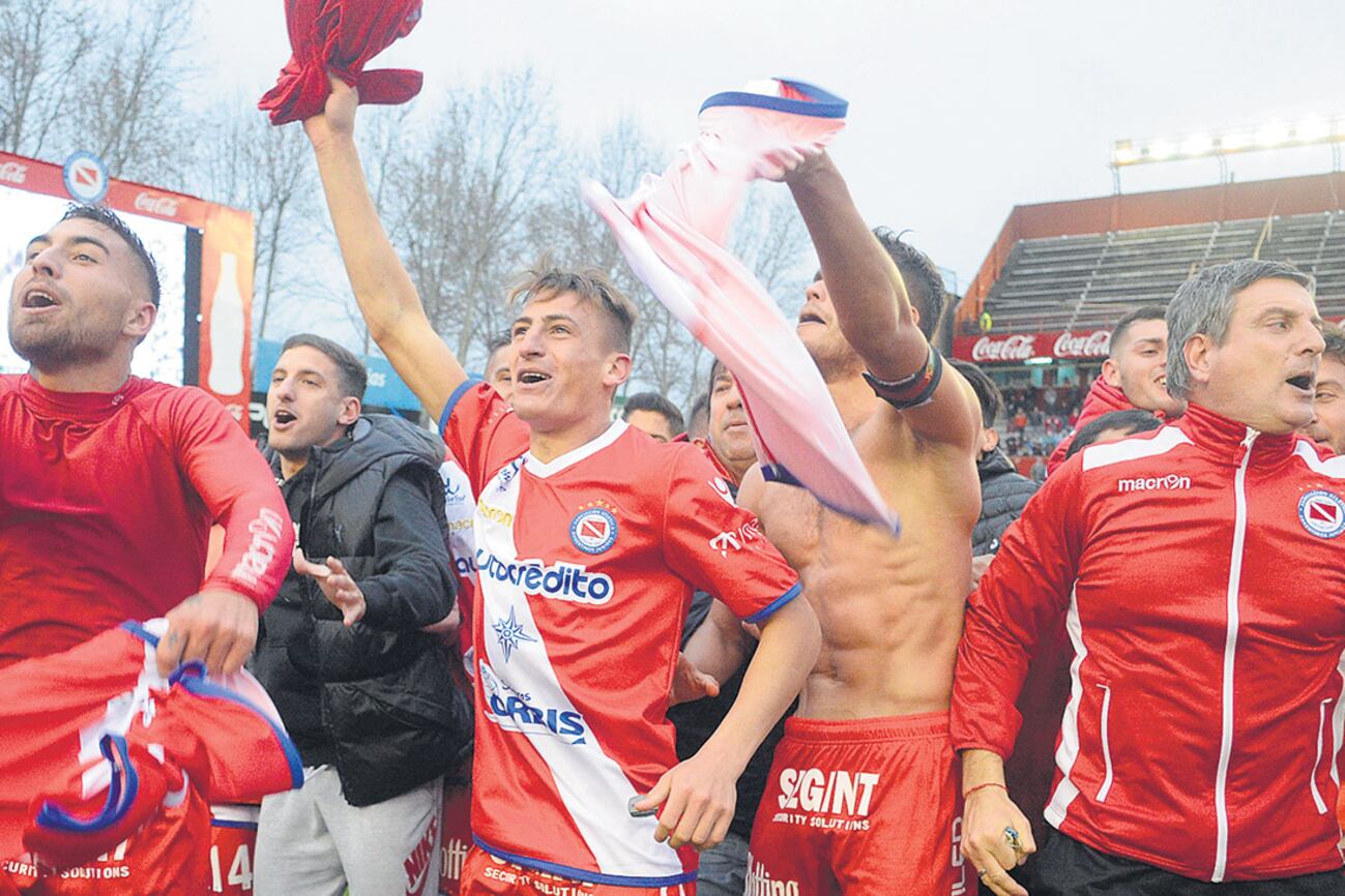 Los jugadores festejaron de cara a las tribunas colmadas del estadio Diego Armando Maradona.