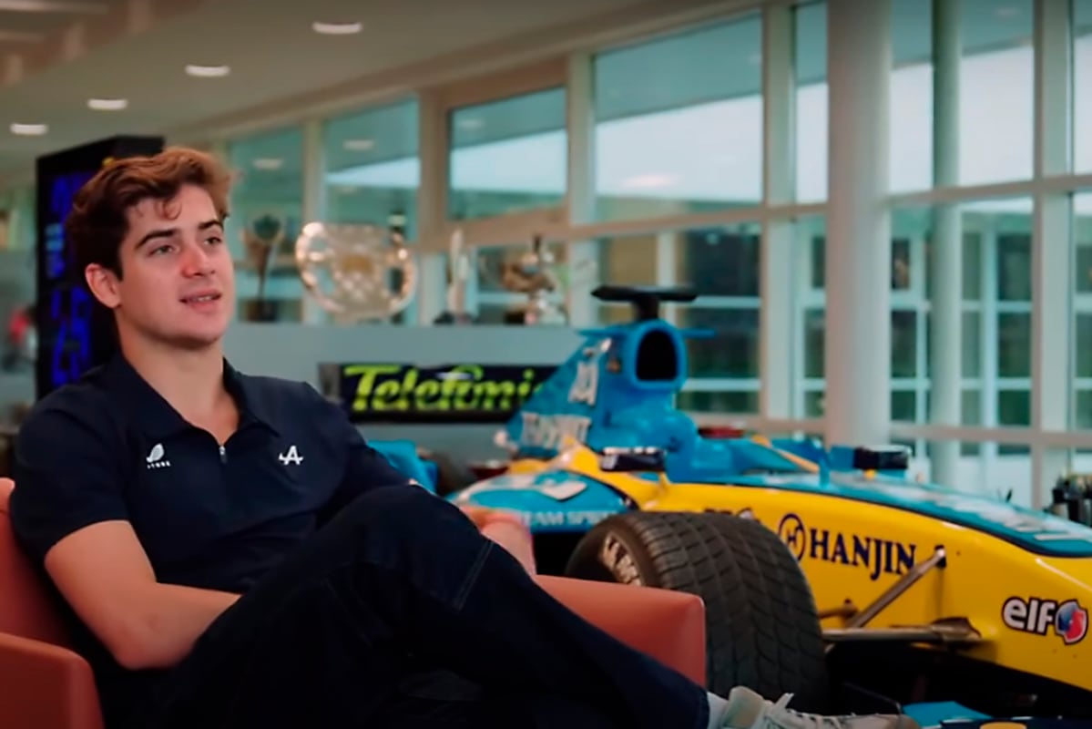 Colapinto con el emblemático Renault de Fernando Alonso en Enstone