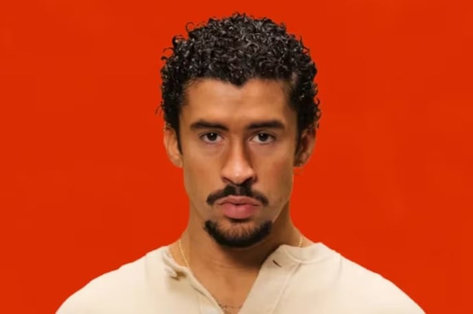 El propio músico había adelantado en una entrevista con la revista británica i-D que no llevaría su gira a Estados Unidos debido a su preocupación por las redadas migratorias de ICE, intensificadas bajo la administración de Donald Trump