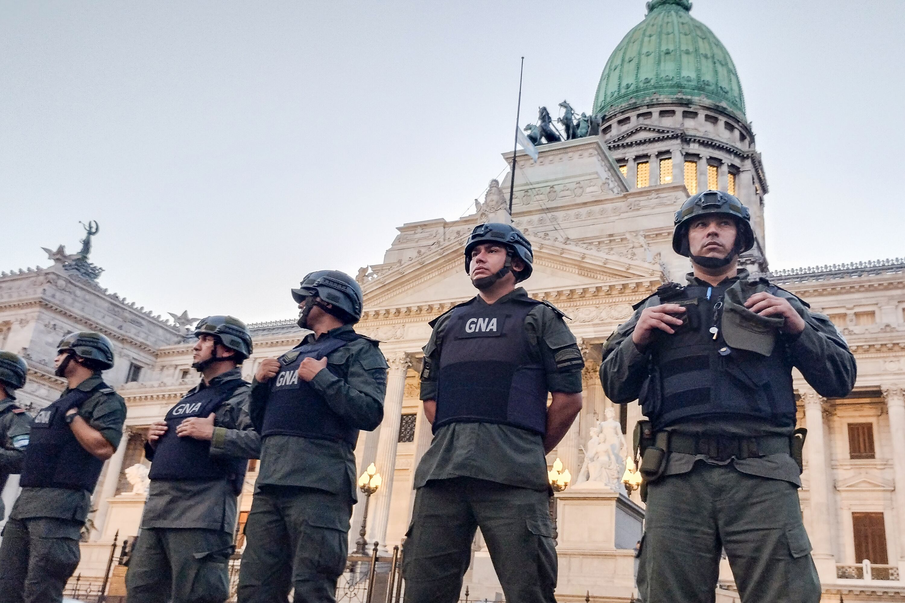 Durante todo el debate hubo una provocativa exhibición represiva alrededor del Congreso.