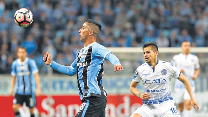 Lucas Barrios domina la pelota ante la mirada de Matías Giménez.
