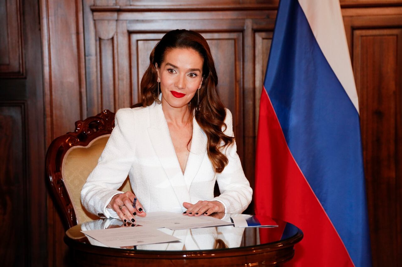 Noviembre de 2021: Oreiro en la embajada rusa en Buenos Aires, al convertirse en ciudadana de ese país.