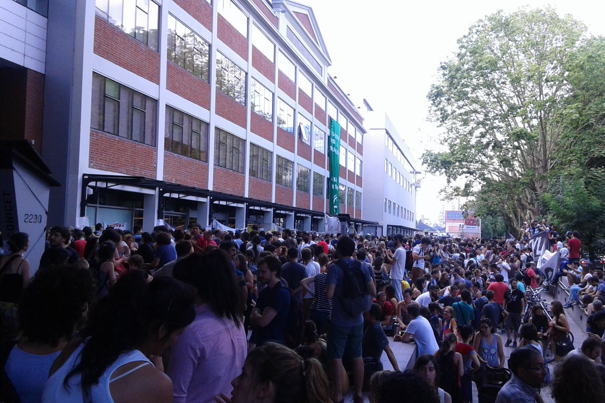 La toma de los científicos fue pacífica y multitudinaria.