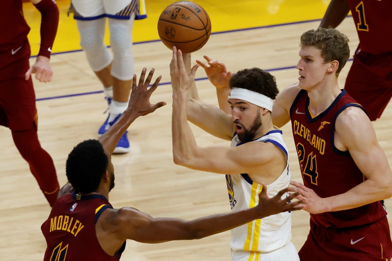 Thompson (1,98 metro) encara ante los gigante Markkanen (2,13) y Mobley (2,13)