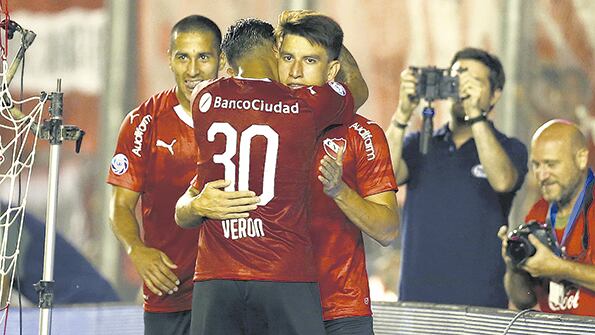 Los jugadores de Independiente se unen para el festejo de cara a sus hinchas.