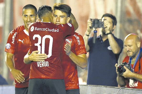 Los jugadores de Independiente se unen para el festejo de cara a sus hinchas.