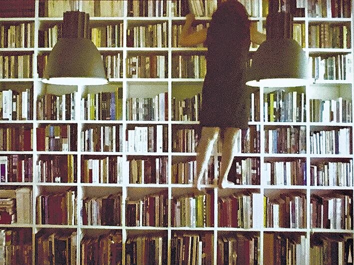 Via (2013, detalle), de Katia Maciel: La mujer que escala una biblioteca ironiza sobre el “lugar” de los libros hoy.
