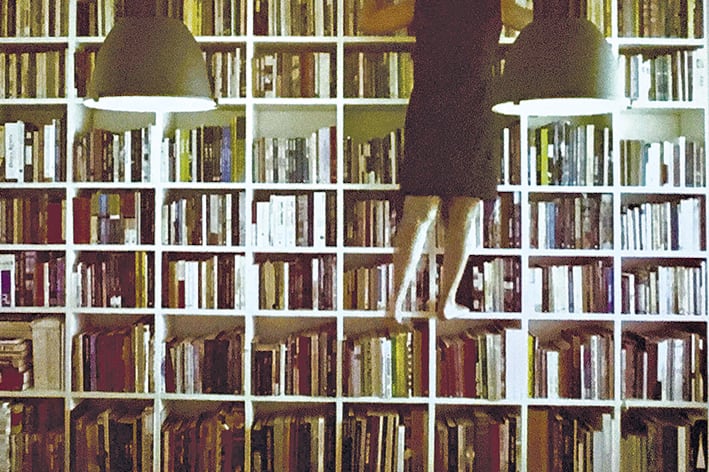 Via (2013, detalle), de Katia Maciel: La mujer que escala una biblioteca ironiza sobre el “lugar” de los libros hoy.