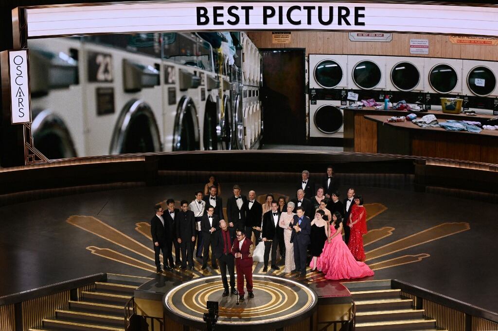 Todo en todas partes al mismo tiempo se llevó la estatuilla a Mejor Película. (Foto: Patrick T. Fallon / AFP)