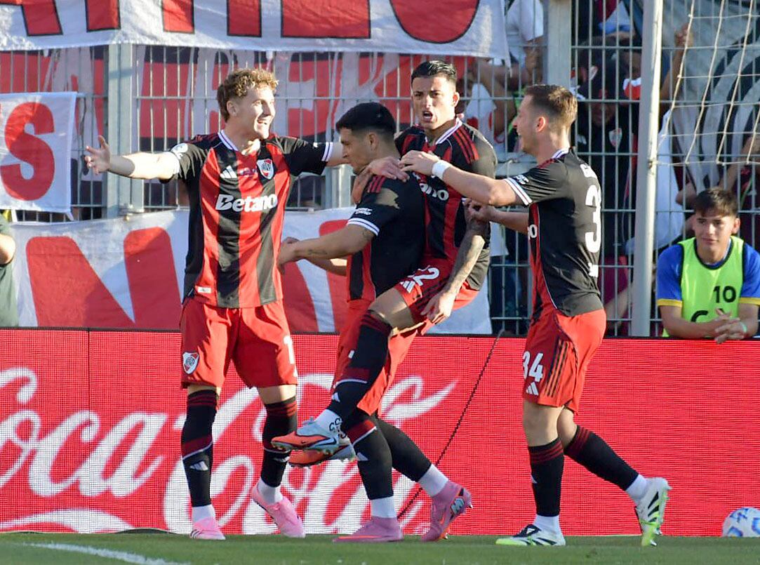 Todos van a abrazar a Salas, quien anotó el gol de la victoria