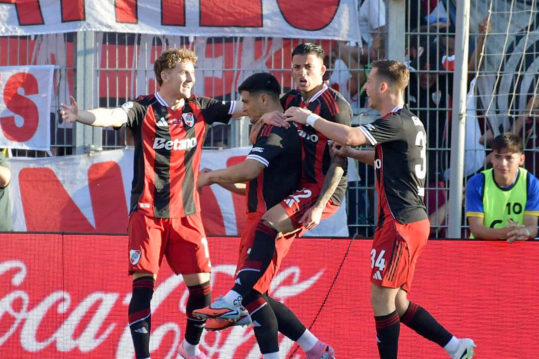 Todos van a abrazar a Salas, quien anotó el gol de la victoria