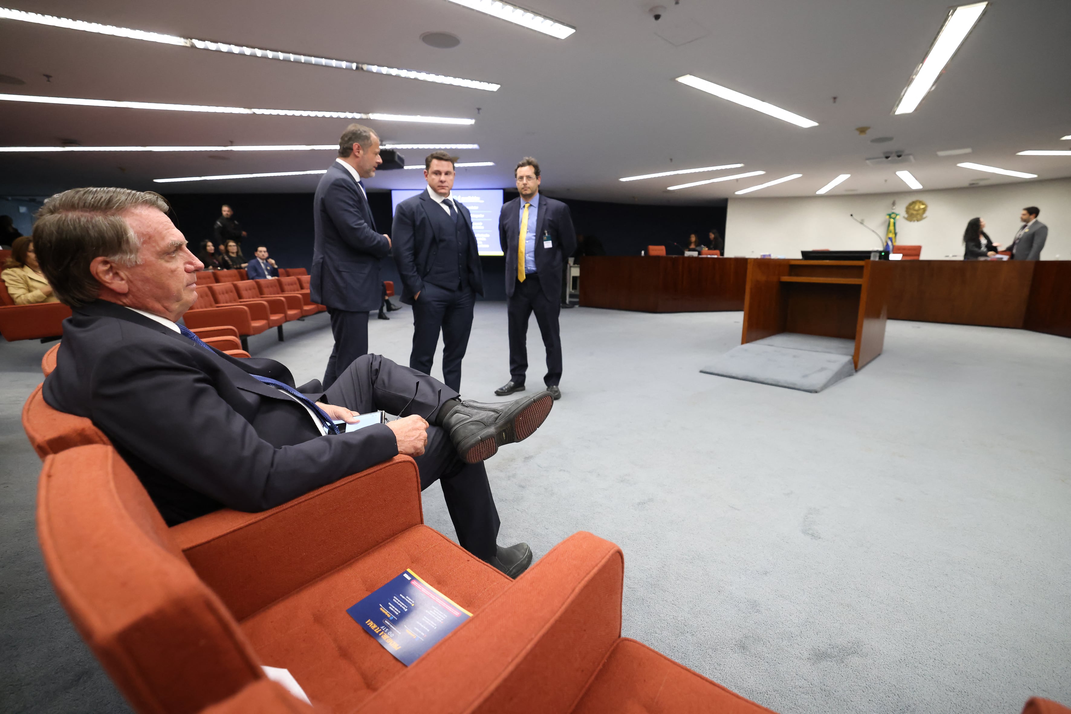 Sentado, Bolsonaro asiste a la audiencia del Suprema Tribunal Federal.
