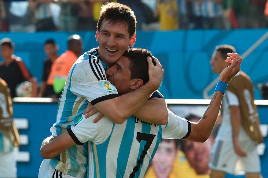 Lionel Messi festeja junto a Angel Di María.