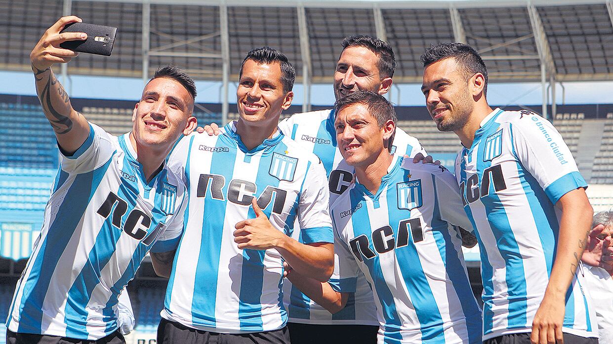 Centurión se saca una selfie junto a sus nuevos compañeros durante la presentación.