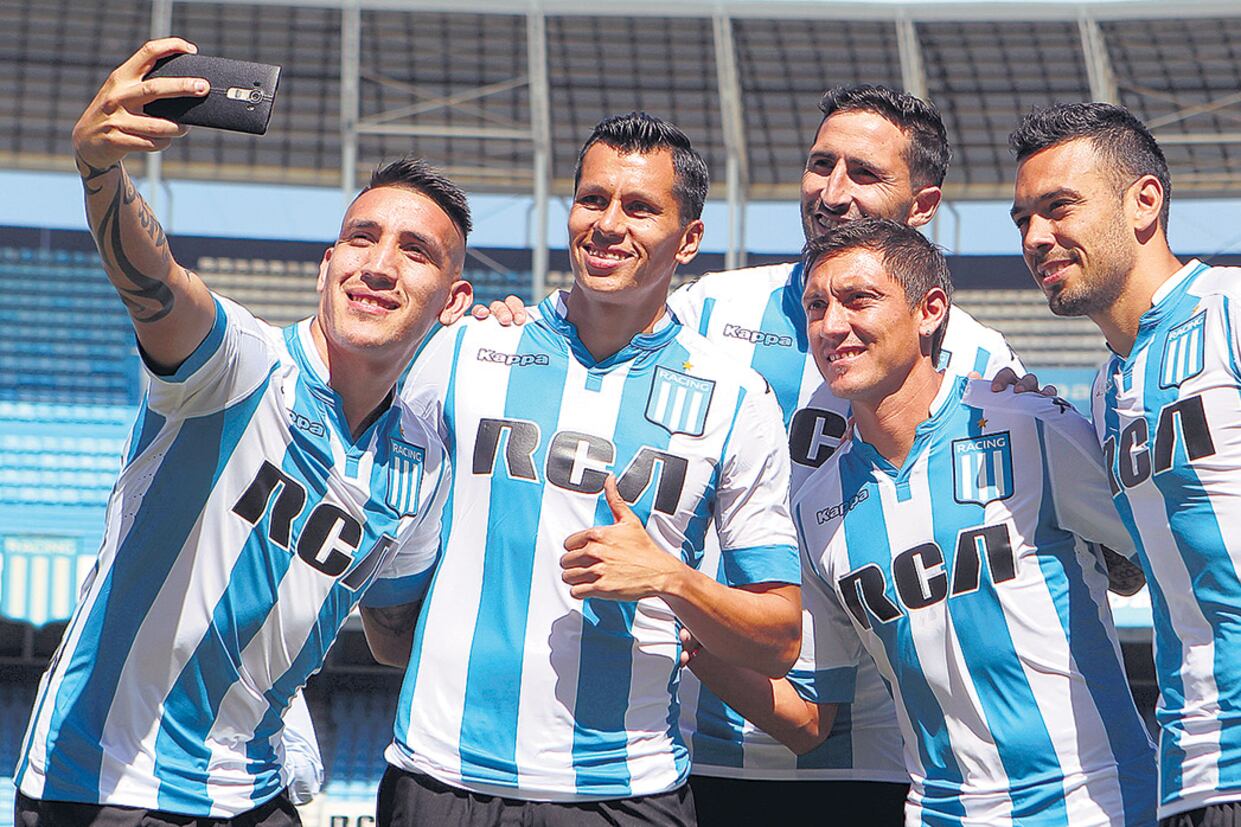 Centurión se saca una selfie junto a sus nuevos compañeros durante la presentación.