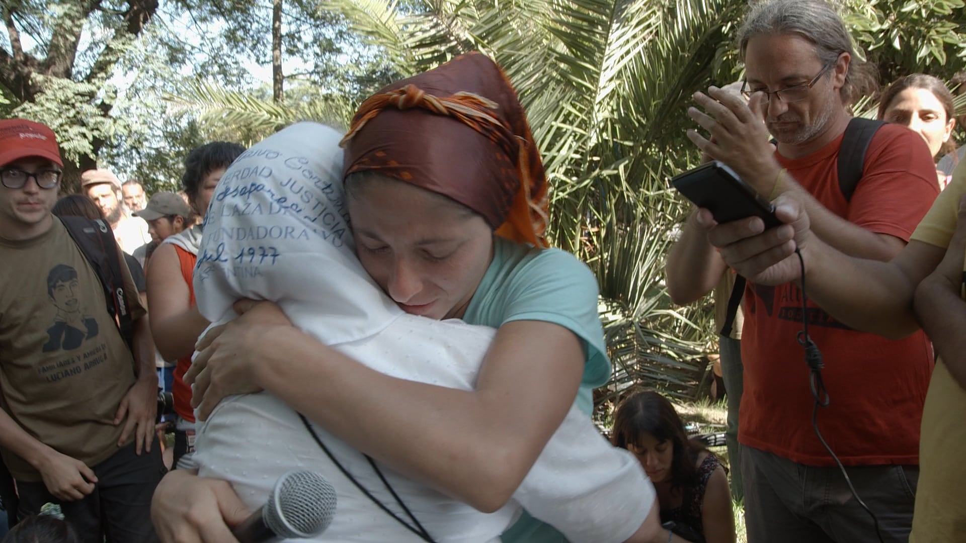 Los realizadores administran la información como lo haría un film policial.