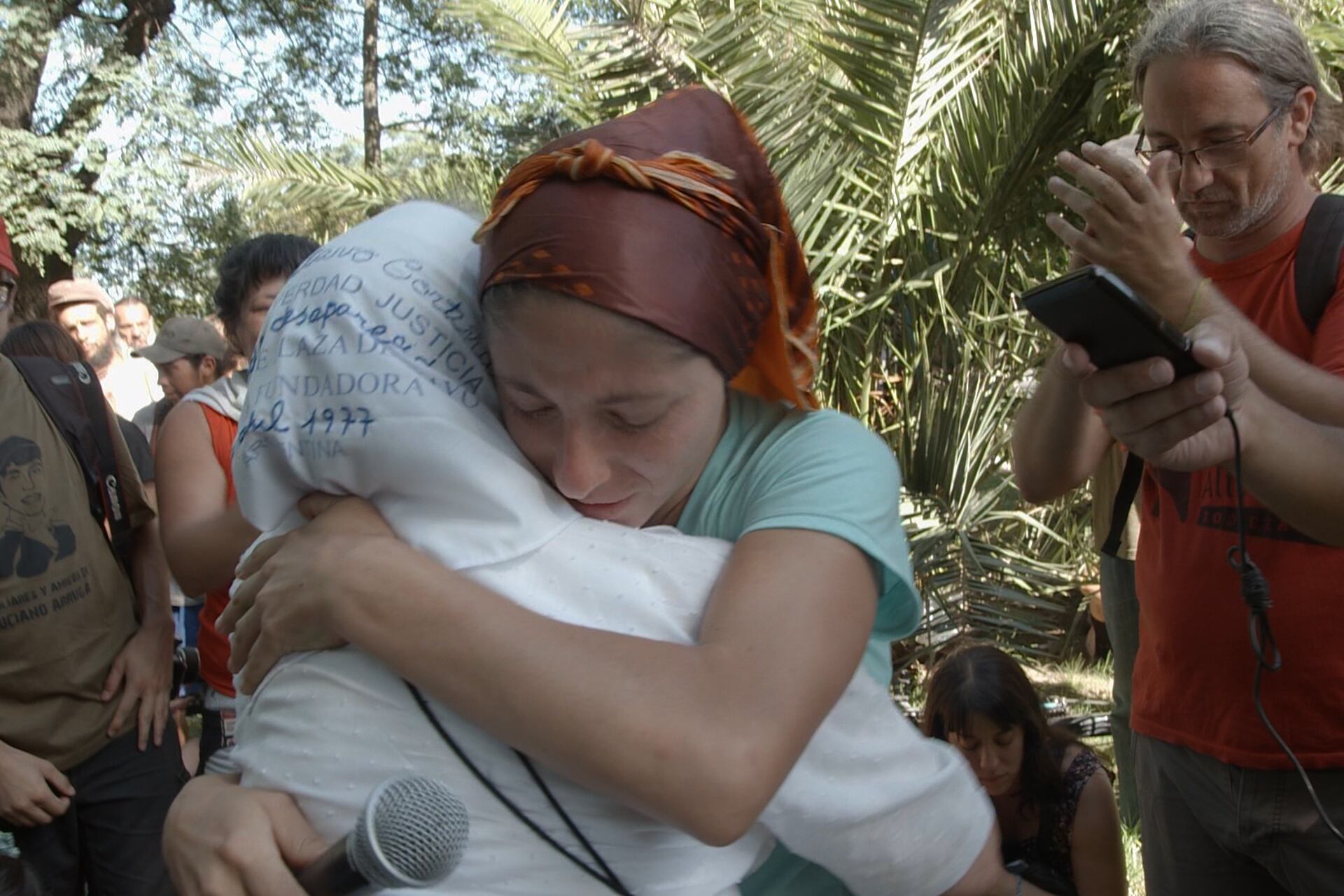 Los realizadores administran la información como lo haría un film policial.
