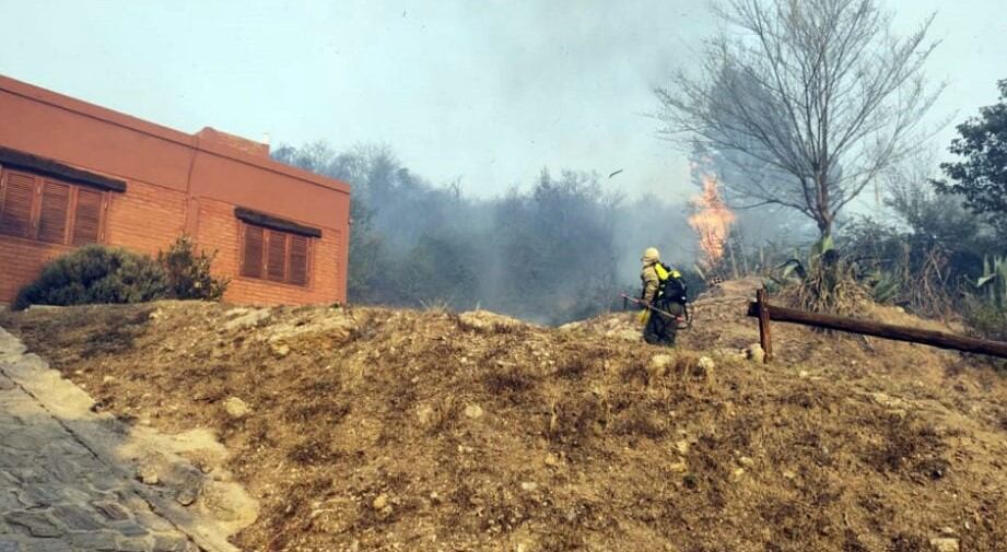 En San Luis las llamas llegaron a zonas pobladas y debieron evacuar. (Foto:Juan Manuel Rigau)