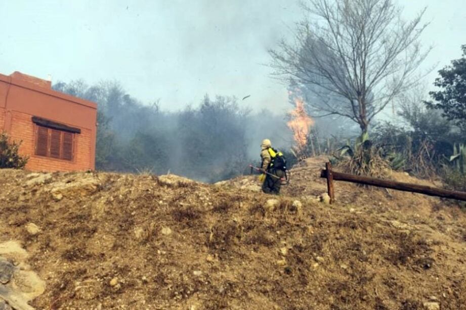 En San Luis las llamas llegaron a zonas pobladas y debieron evacuar. (Foto:Juan Manuel Rigau)