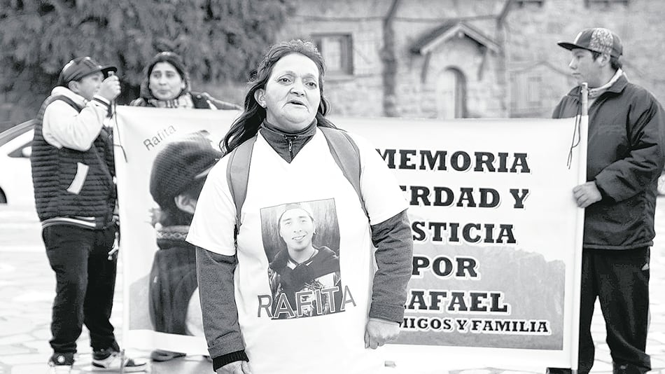 La familia de Rafael Nahuel reclama justicia y denuncia que reciben mensajes anónimos.