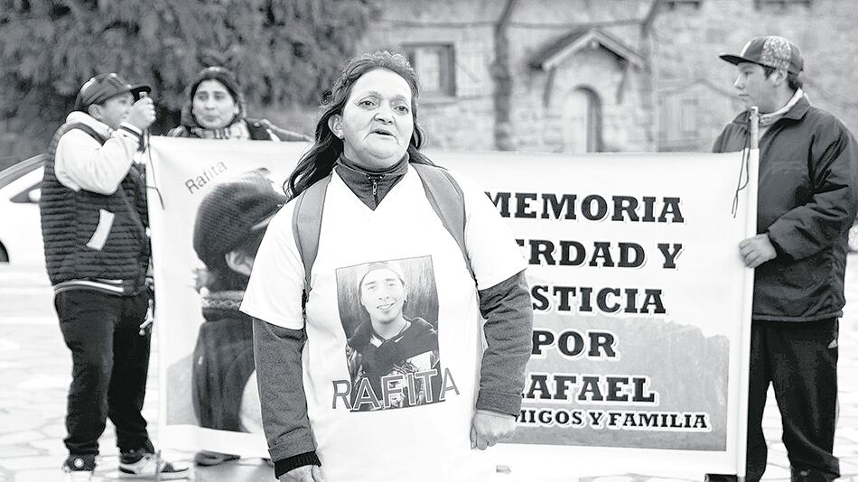 La familia de Rafael Nahuel reclama justicia y denuncia que reciben mensajes anónimos.