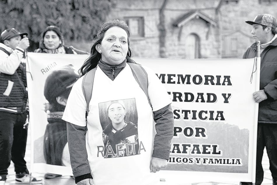 La familia de Rafael Nahuel reclama justicia y denuncia que reciben mensajes anónimos.
