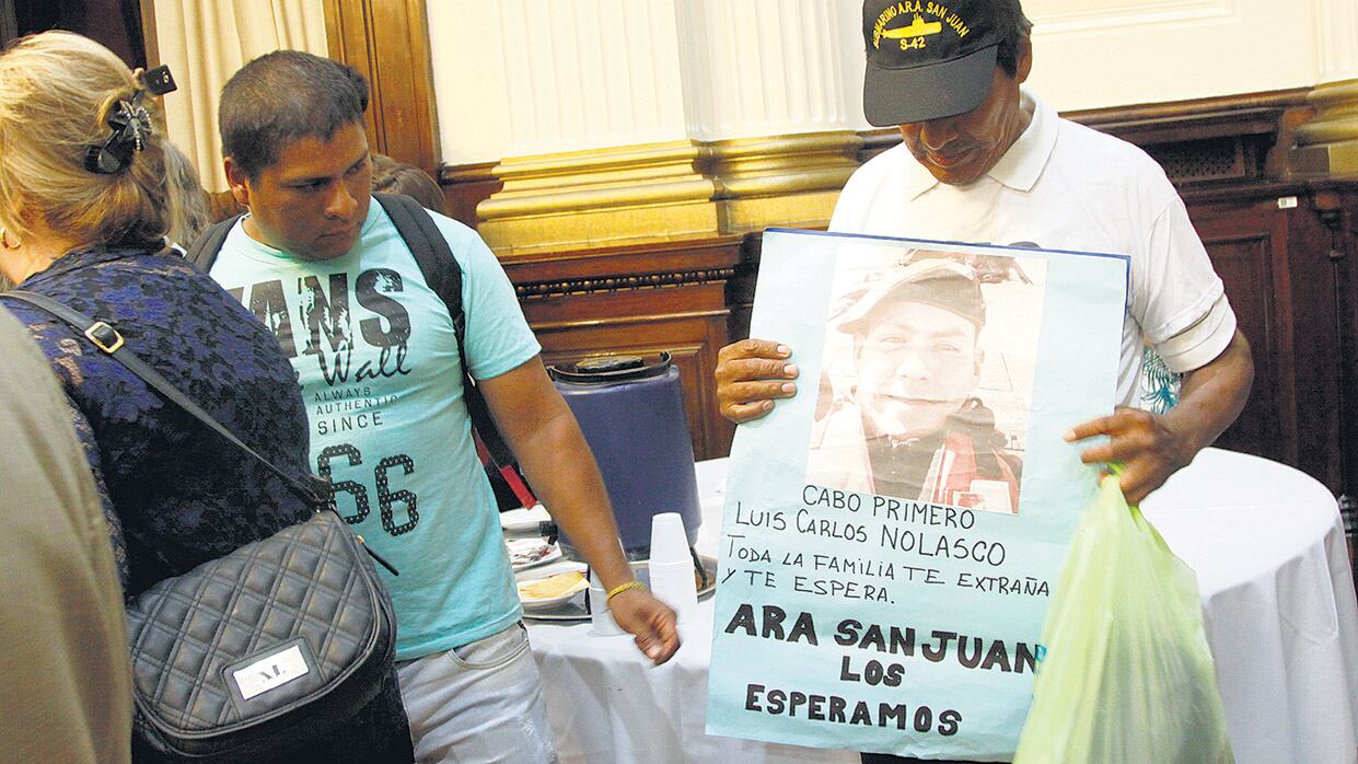 Los familiares llevaron los rostros de los tripulantes desaparecidos.