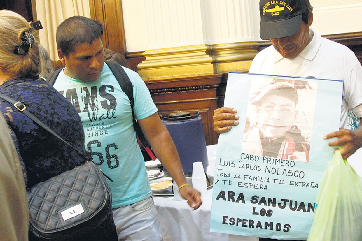 Los familiares llevaron los rostros de los tripulantes desaparecidos.