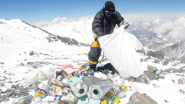 Los escaladores contaminan la montaña con la basura que dejan tirada.