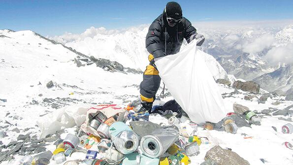 Los escaladores contaminan la montaña con la basura que dejan tirada.