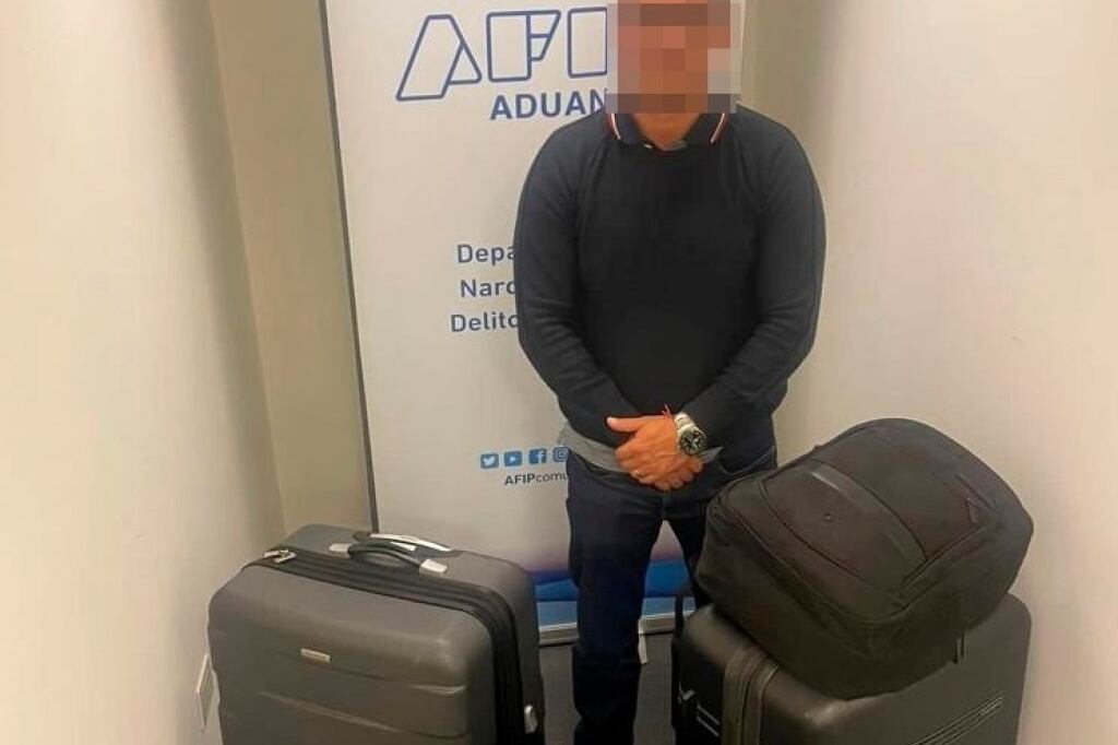 La Justicia ordenó el secuestro de la mercadería y la detención del pasajero. (Foto: NA)