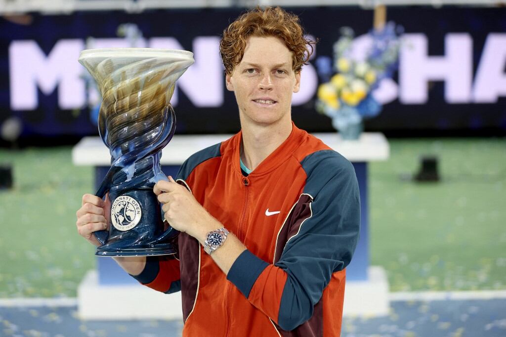 Jannik Sinner y el trofeo que ganó este lunes en Cincinnati.