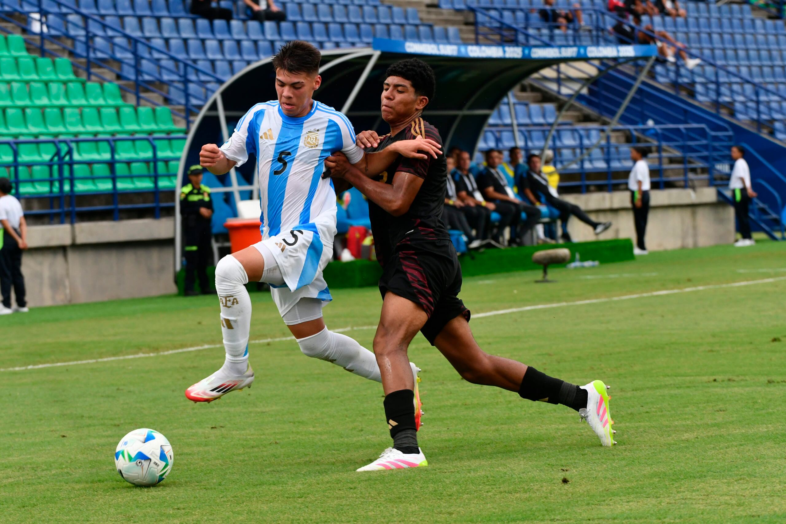 Espíndola, de River, clave en el mediocampo argentino.