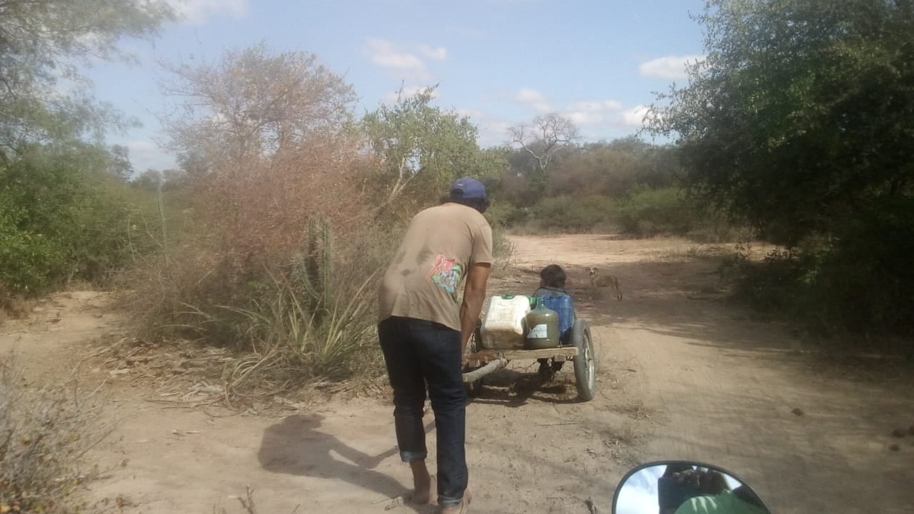 En Lote 6 la gente acarrea el agua en un carrito tirado por una moto 