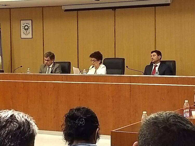 Los jueces leen el fallo contra los siete policías.