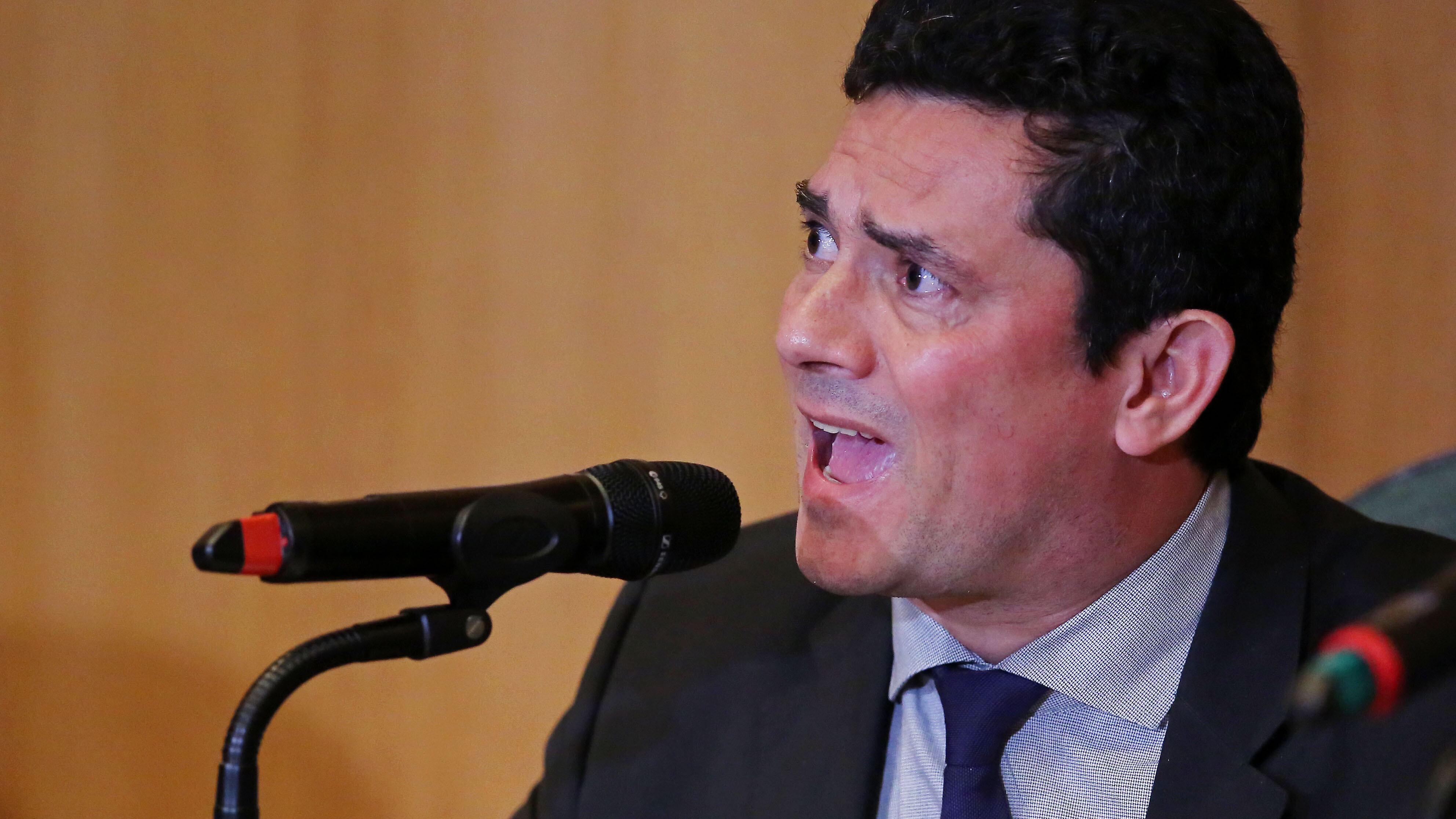 La reacción siguiente de Moro fue levantar sospechas sobre la autenticidad del material y aventar la hipótesis de manipulación.