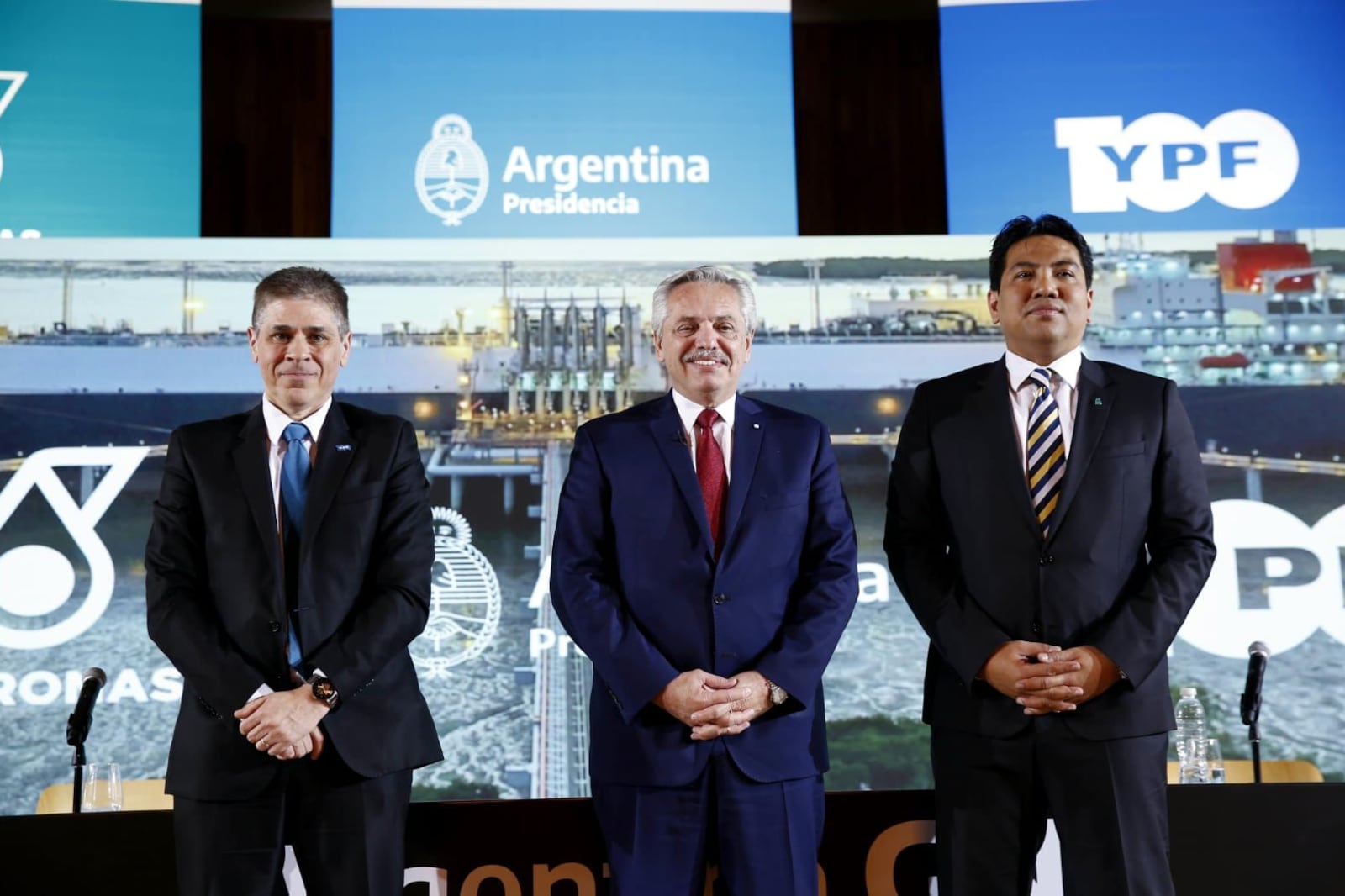 Alberto Fernández, junto a Pablo González (YPF) y Tengku Taufik (Petronas)