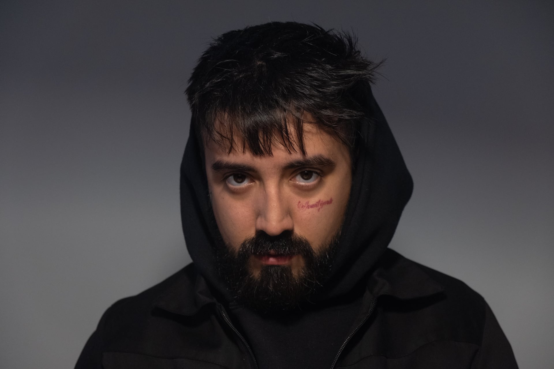 Quentin es uno de los pocos artistas de la escena que siempre expresó su rechazo  contra la brutalidad policial, estatal y las políticas económicas