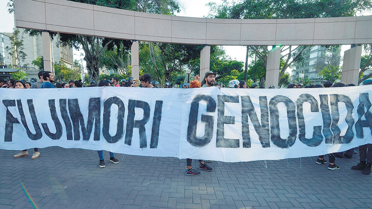 Manifestación en contra de la liberación del ex presidente Alberto Fujimori, acusado de genocidio.