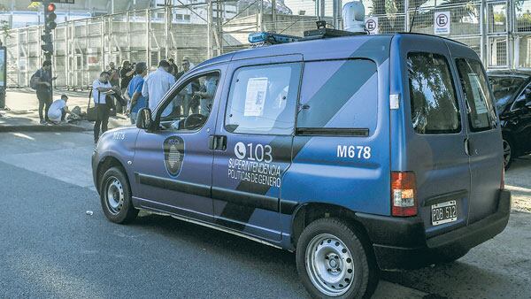 Los policías secuestraron “16 cajas y un sobre” con material.