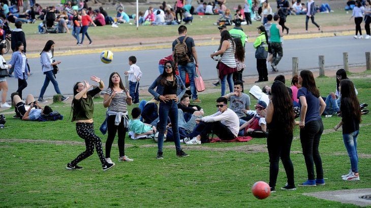 Los alumnos suelen salir a festejar el Día del Estudiante, que coincide con el inicio de la primavera.