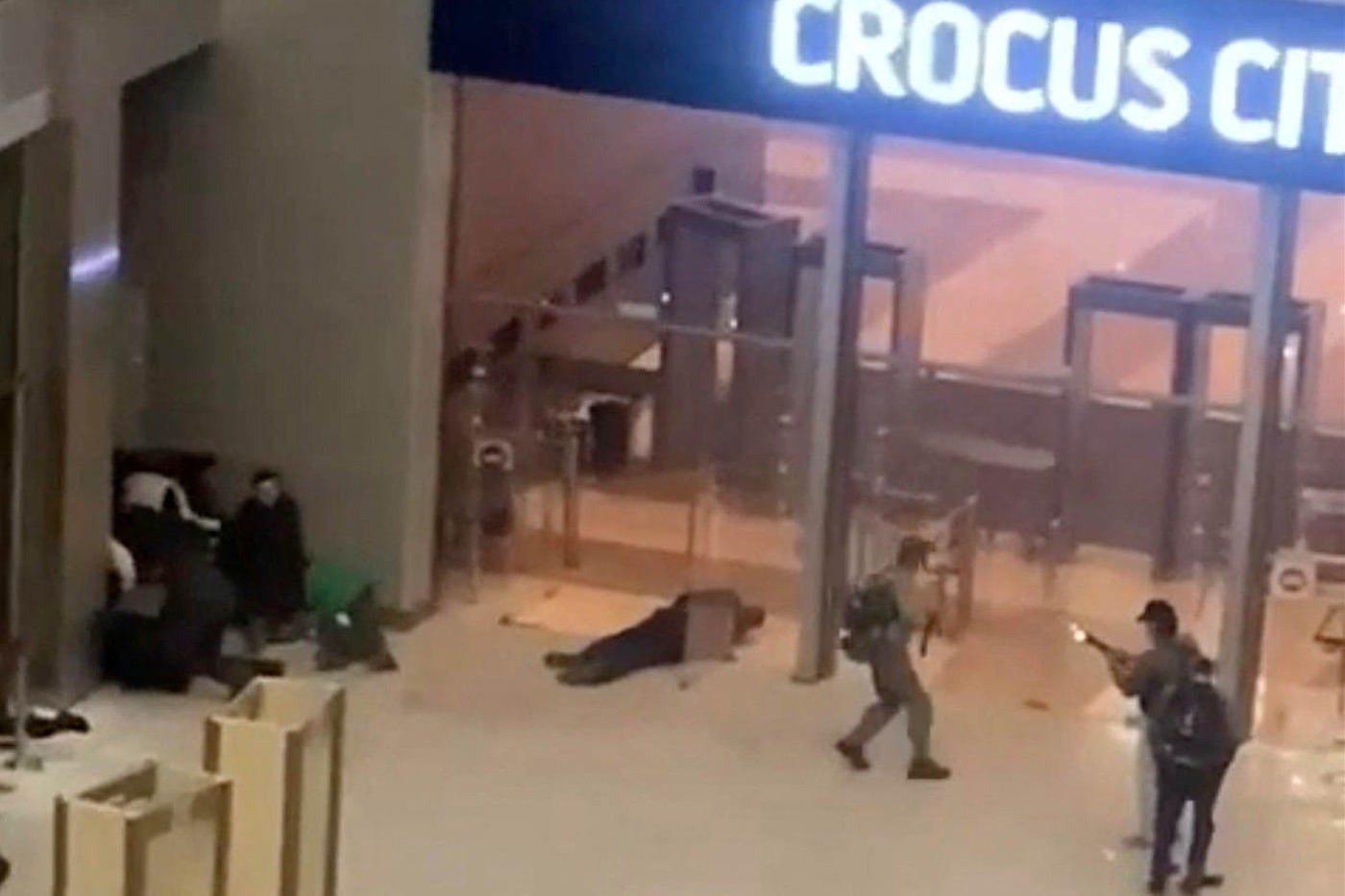 Los terroristas irrumpen en el auditoria disparando a mansalva