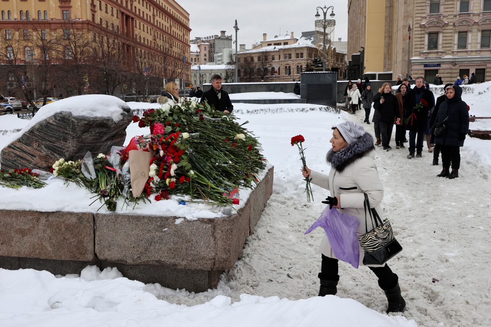 Personas dejaron flores en distintos memoriales en homenaje a Alexei Navalny, en Rusia.  